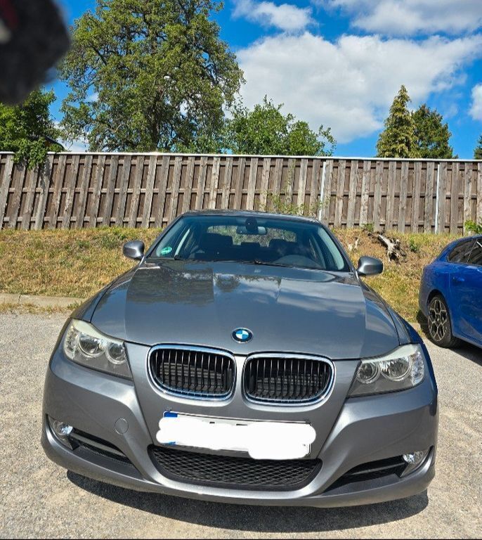 Grau Gebraucht 2009 BMW 318 Limousine | 7.000 € (Fairer Preis) - Bild 1/4
