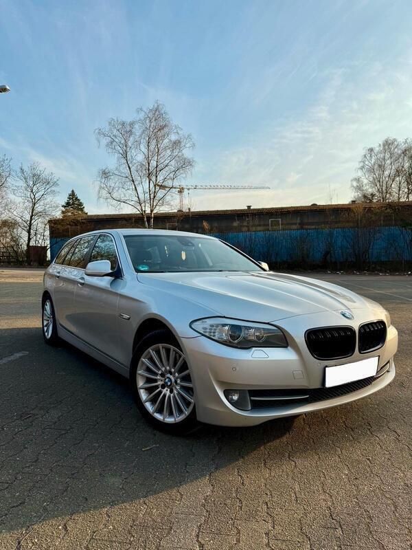 Silber Gebraucht 2011 BMW 525 Kombi | 8.200 € - Bild 1/4