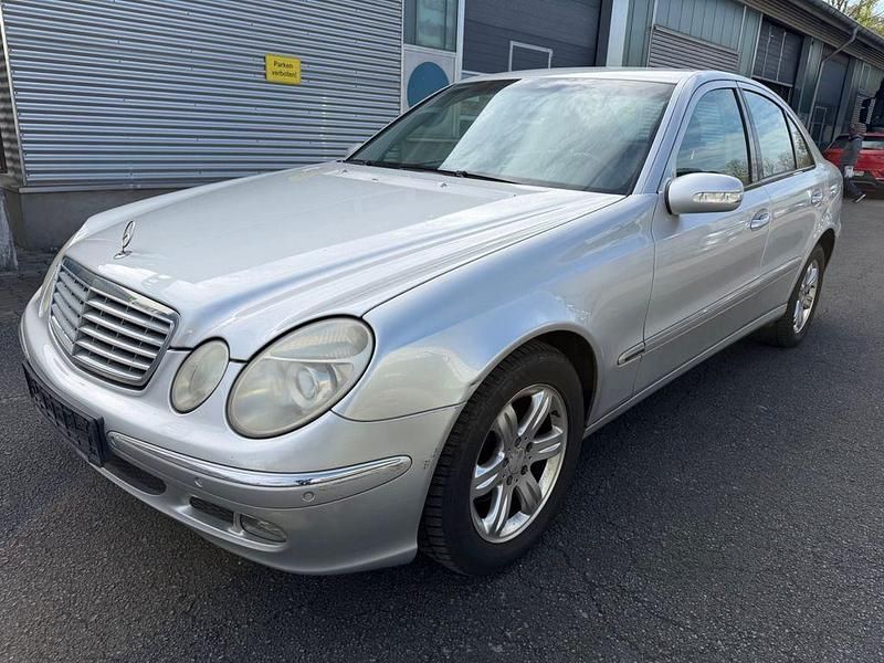 Usado Mercedes E220 150 CV (110 kW) 2006 Plateado Berlina