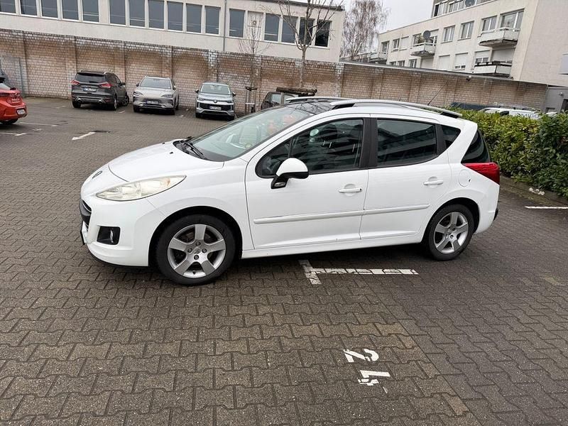 Gebraucht Peugeot 207 Premium 111 PS (81 kW) 2011 Weiß Kombi