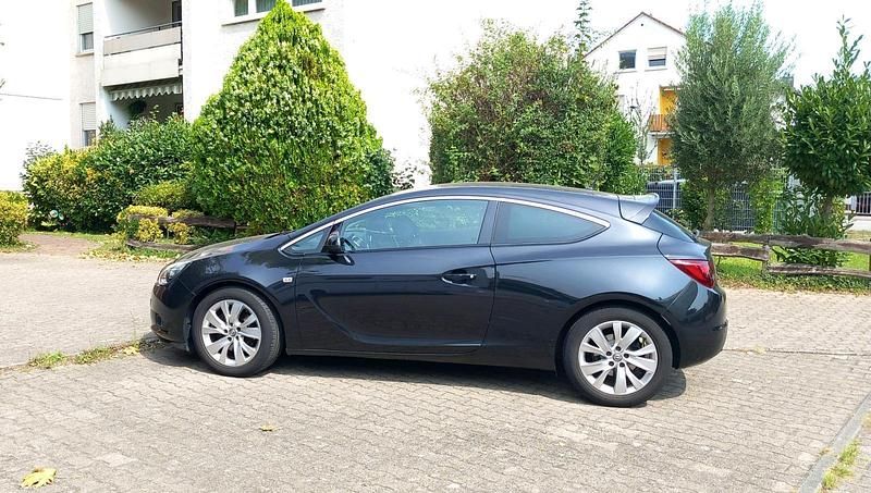 Schwarz Gebraucht 2012 Opel Astra GTC Limousine | 6.390 € (Etwas zu teuer) - Bild 1/4