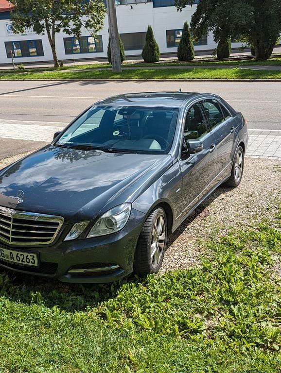 Grau Gebraucht 2011 Mercedes 250 Limousine | 9.000 € - Bild 1/4