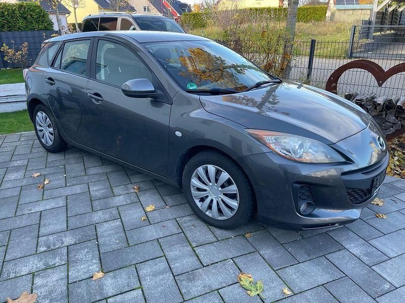 Grau Gebraucht 2013 Mazda 3 Center-Line Limousine | 5.900 € (Fairer Preis) - Bild 1/4