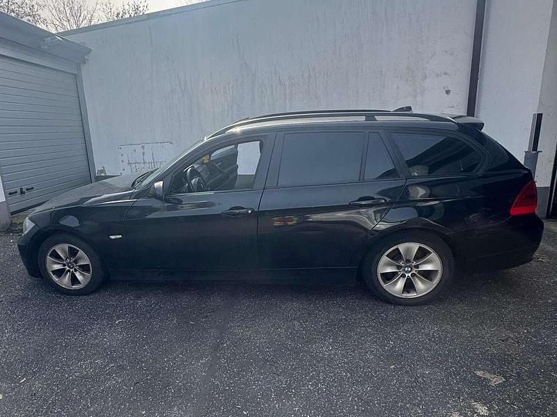 Gebraucht BMW 318 143 PS (105 kW) 2007 Schwarz Kombi