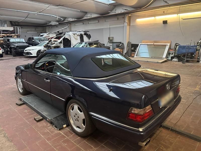 Gebraucht Mercedes E220 150 PS (110 kW) 1996 Blau Cabrio