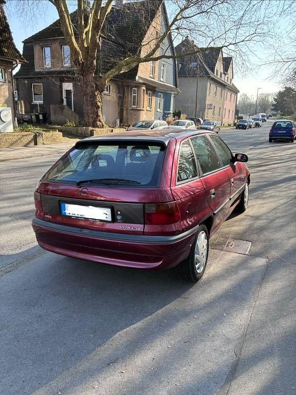Gebraucht Opel Astra 75 PS (55 kW) 1997 Rot Limousine