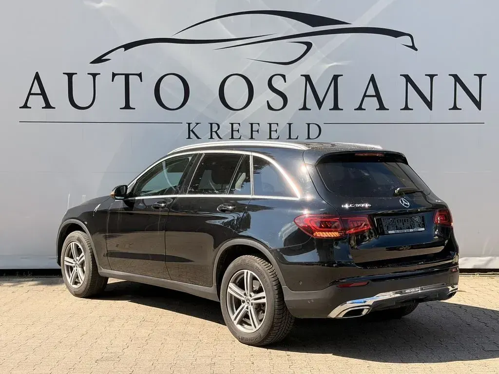 Second-hand Mercedes GLC300e 320 CP (235 kW) 2022 Negru SUV