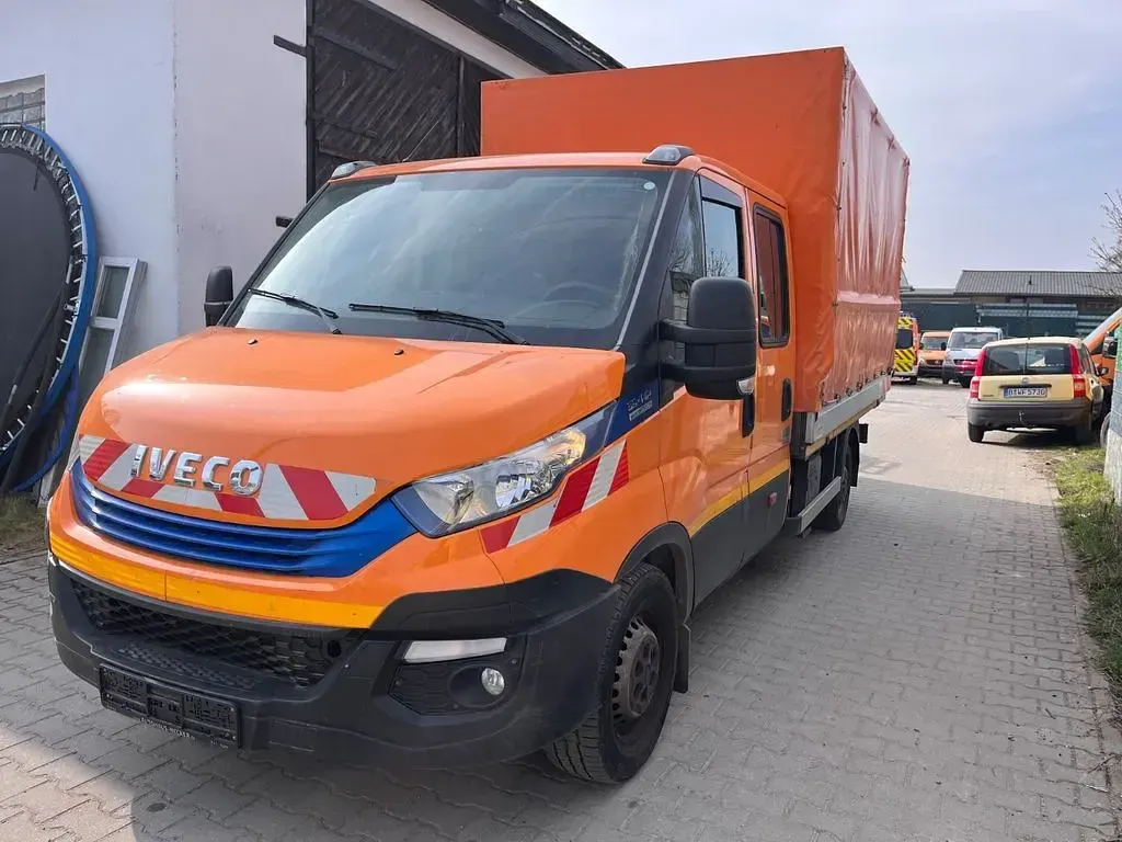 Gebraucht Iveco Daily 136 PS (100 kW) 2018 Orange Van / Kleinbus