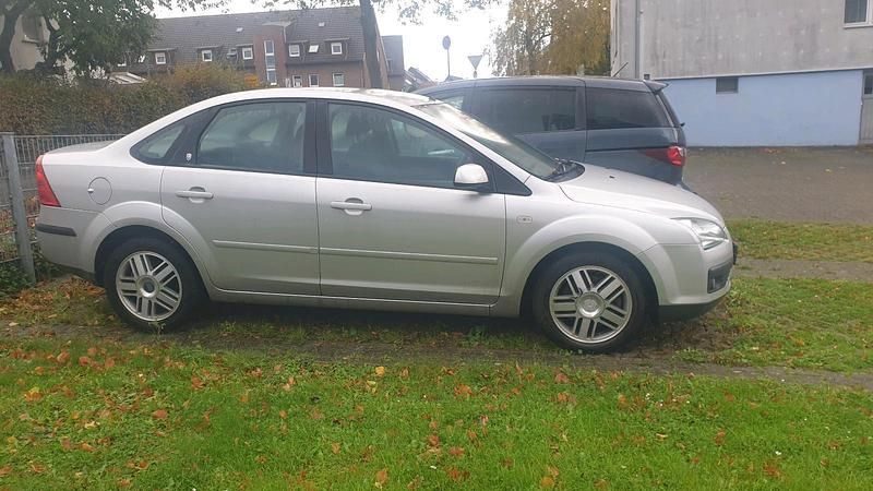Silber Gebraucht 2005 Ford Focus Limousine | 1.000 € (Superpreis) - Bild 1/4