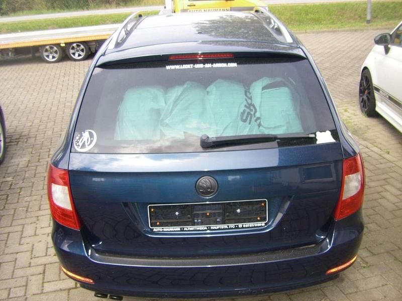 Gebraucht Skoda Superb Elegance 160 PS (117 kW) 2012 Lavablau metallic Kombi