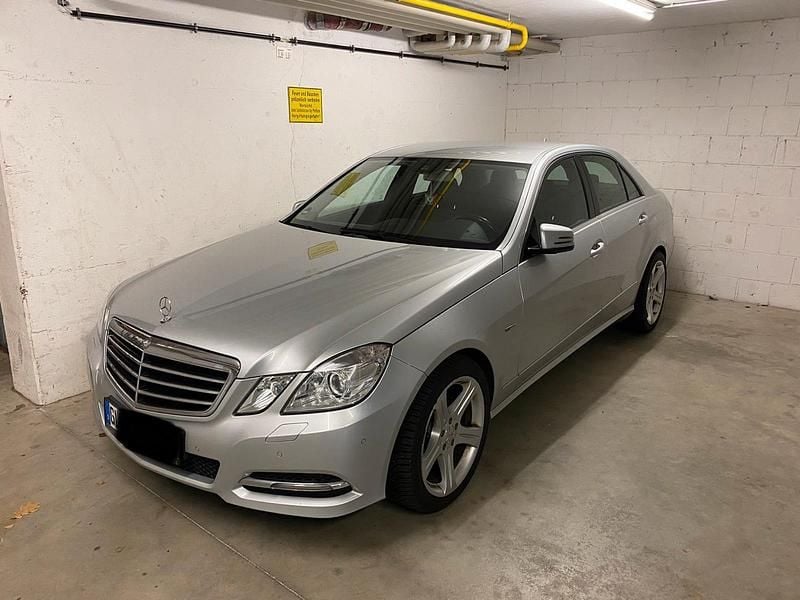 Silber Gebraucht 2012 Mercedes E220 Avantgarde Limousine | 12.000 € (Fairer Preis) - Bild 1/4