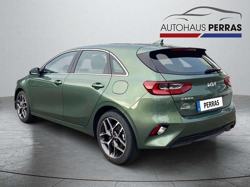 Gebraucht Kia Ceed Spirit 140 PS (102 kW) 2024 Experience grün Kleinwagen