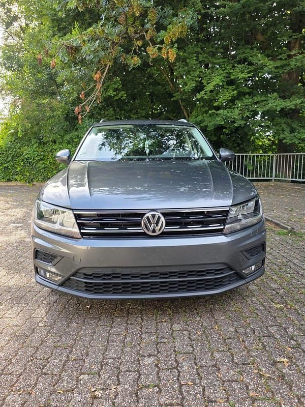 Grau Gebraucht 2018 VW Tiguan SUV | 25.900 € (Fairer Preis) - Bild 1/4