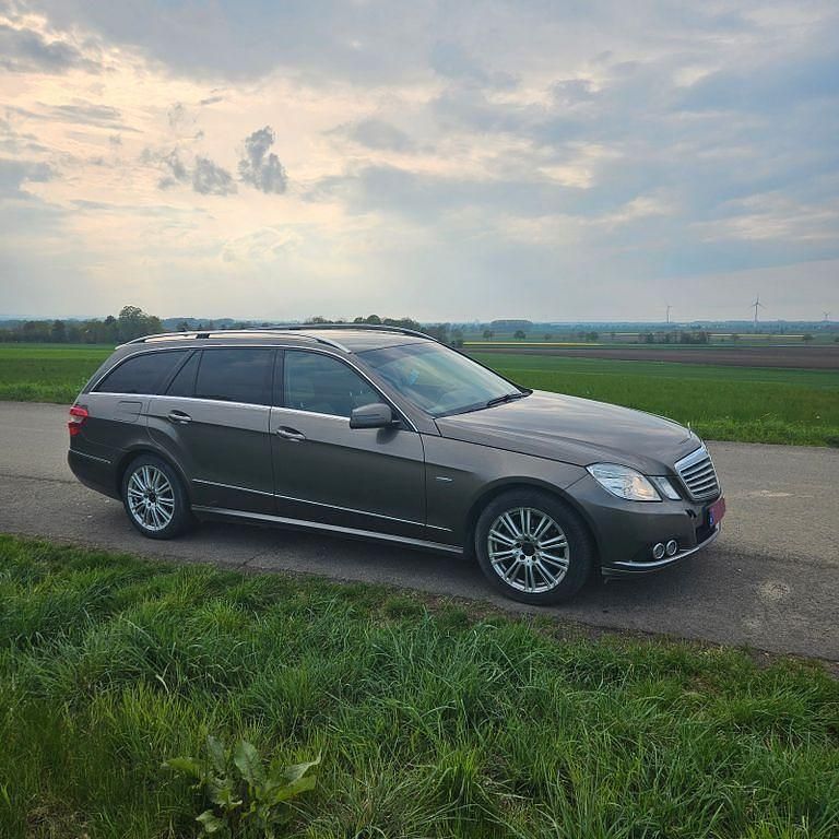Beige Gebraucht 2011 Mercedes E220 Elegance Limousine | 5.700 € (Superpreis) - Bild 1/4
