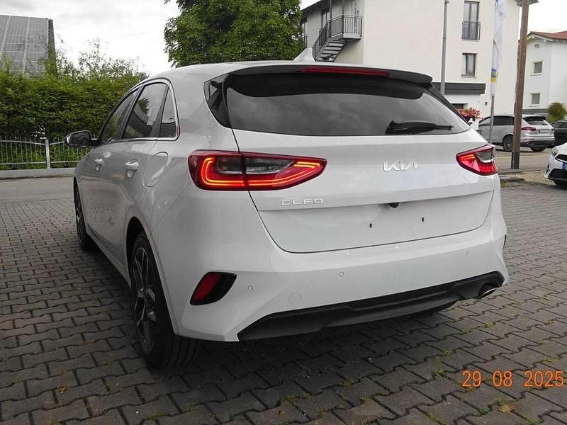 Neu Kia Ceed 140 PS (102 kW) 2025 Cararraweiß Kleinwagen