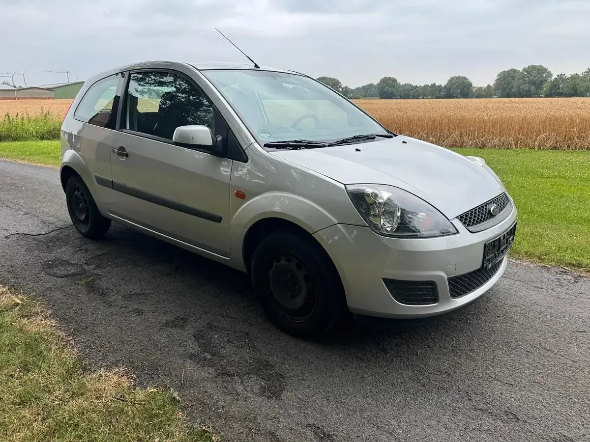 Gebraucht Ford Fiesta 60 PS (44 kW) 2007 Silber Kleinwagen