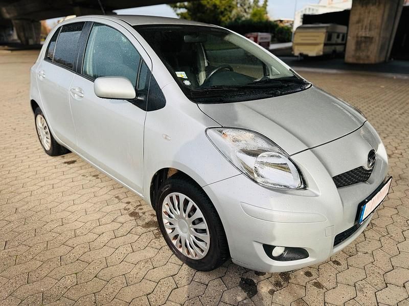 Gebraucht Daihatsu Charade 101 PS (74 kW) 2011 Silber Kleinwagen