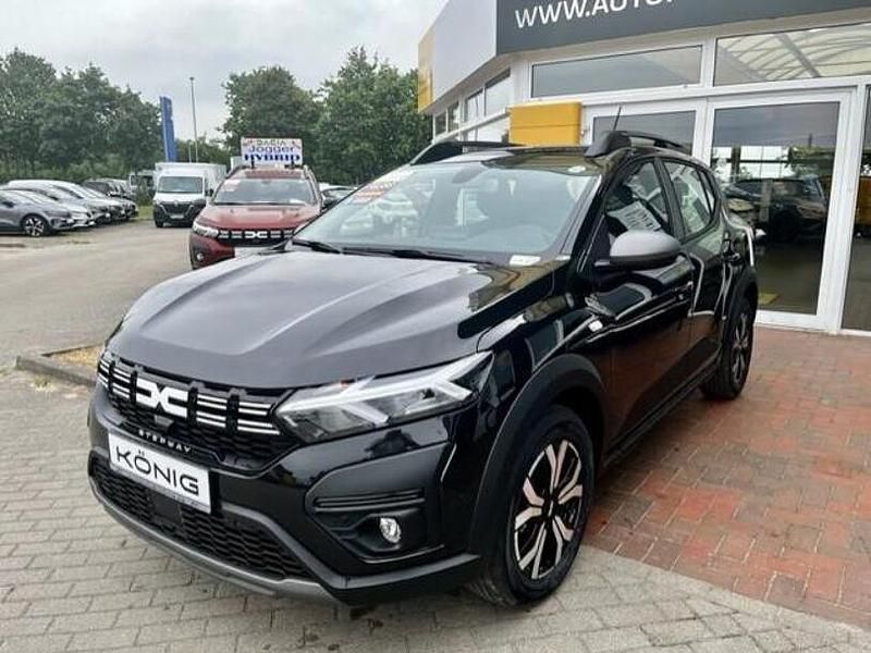 Schwarz Gebraucht 2023 Dacia Sandero Expression Kleinwagen | 19.798 € (Teuer) - Bild 1/4