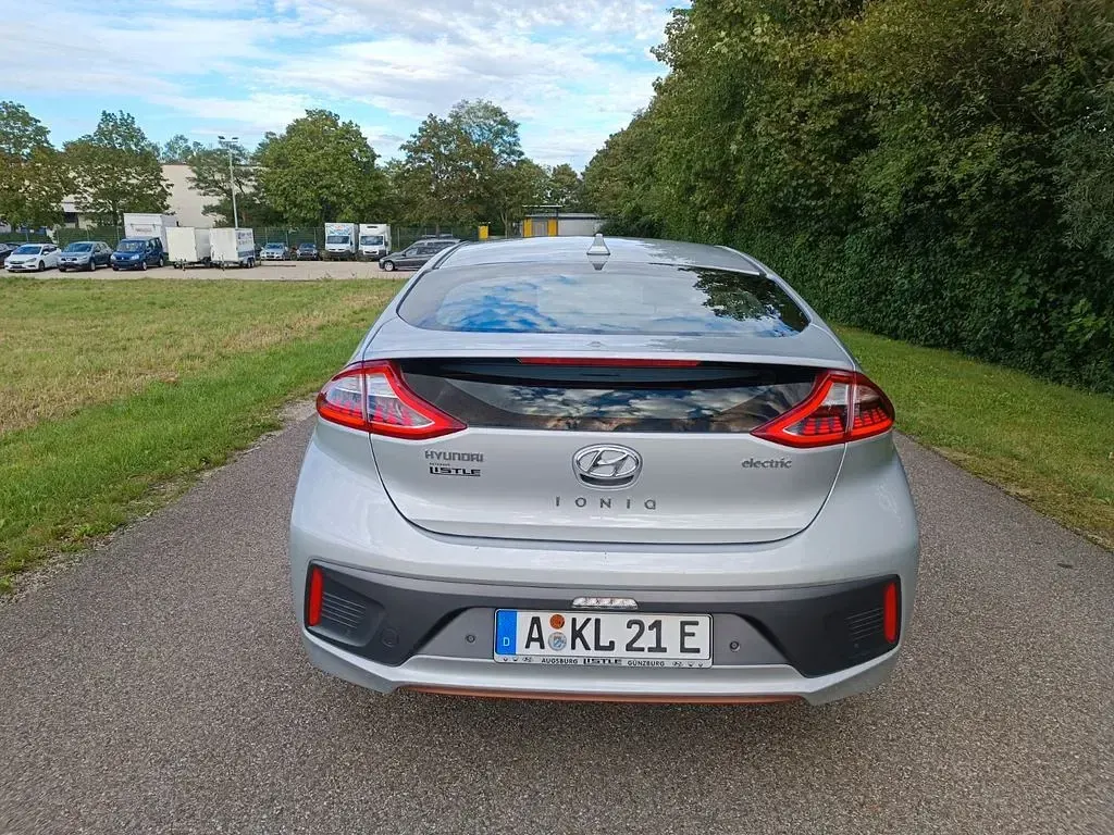 Gebraucht Hyundai Ioniq Premium 88 kW (120 PS) 2018 Silber Kleinwagen
