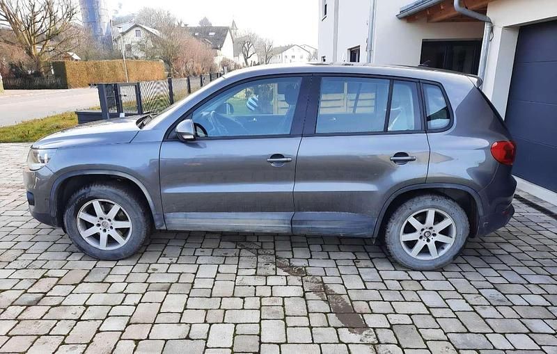 Gebraucht VW Tiguan Trendline 122 PS (89 kW) 2012 Grau SUV
