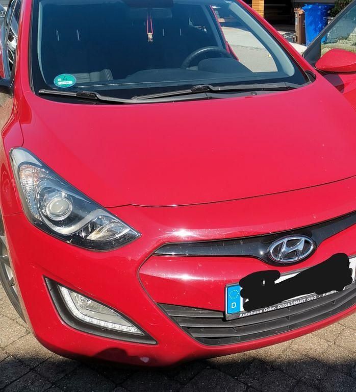 Rot Gebraucht 2013 Hyundai i30 Classic Limousine | 4.750 € (Guter Preis) - Bild 1/4