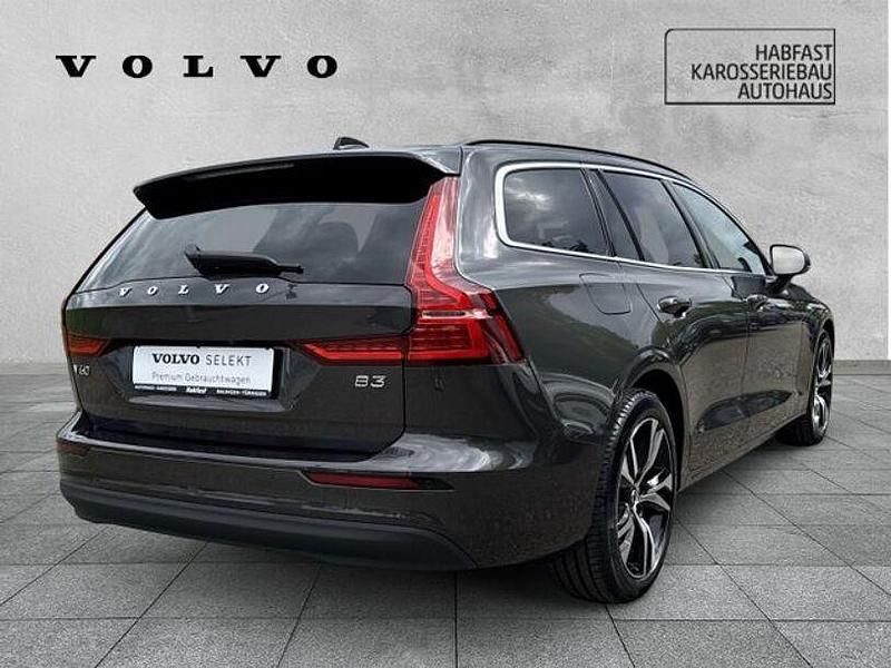 Gebraucht Volvo V60 Core 163 PS (119 kW) 2024 Platinum grey / metallic Kombi