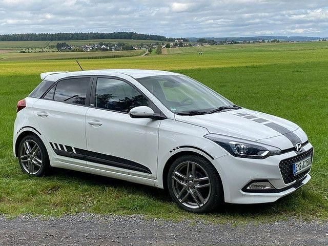 Weiß Gebraucht 2016 Hyundai i20 Passion Limousine | 8.599 € (Fairer Preis) - Bild 1/4