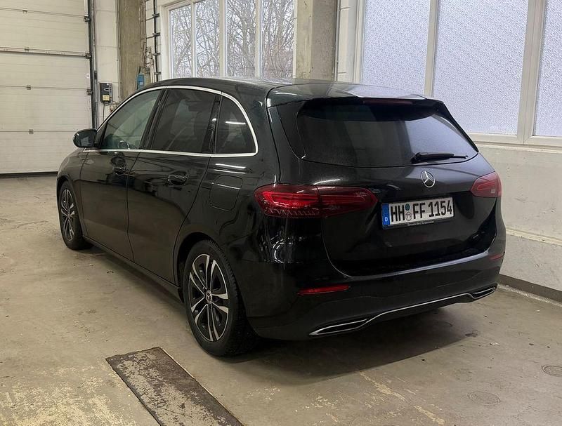 Gebraucht Mercedes B200 163 PS (119 kW) 2023 Schwarz Van / Kleinbus