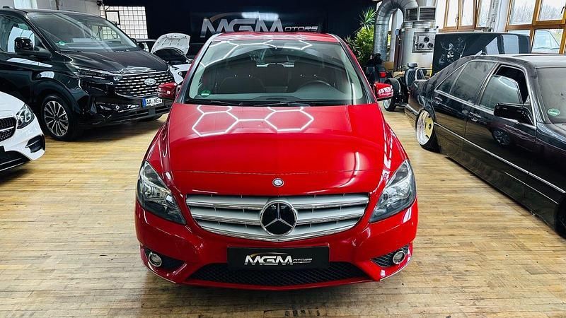 Gebraucht Mercedes B200 156 PS (114 kW) 2014 Rot Van / Kleinbus