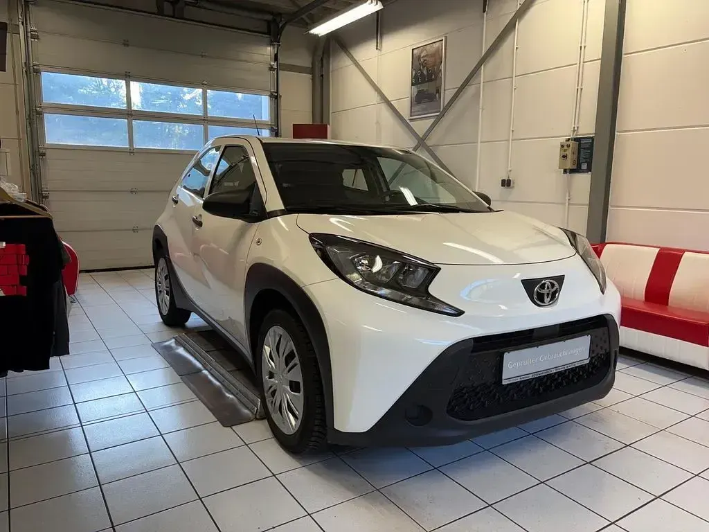 Gebraucht Toyota Aygo X Basis 72 PS (52 kW) 2023 Weiß SUV