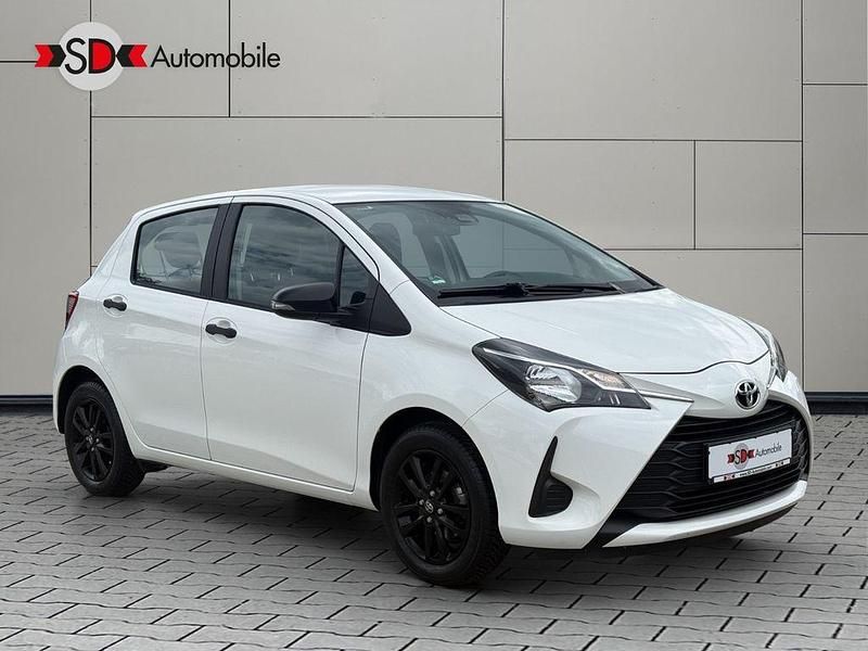 Weiß Gebraucht 2017 Toyota Yaris Comfort Limousine | 9.950 € (Fairer Preis) - Bild 1/4