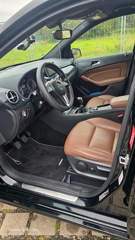 Schwarz Gebraucht 2013 Mercedes B200 Van / Kleinbus | 11.200 € (Fairer Preis) - Bild 1/4