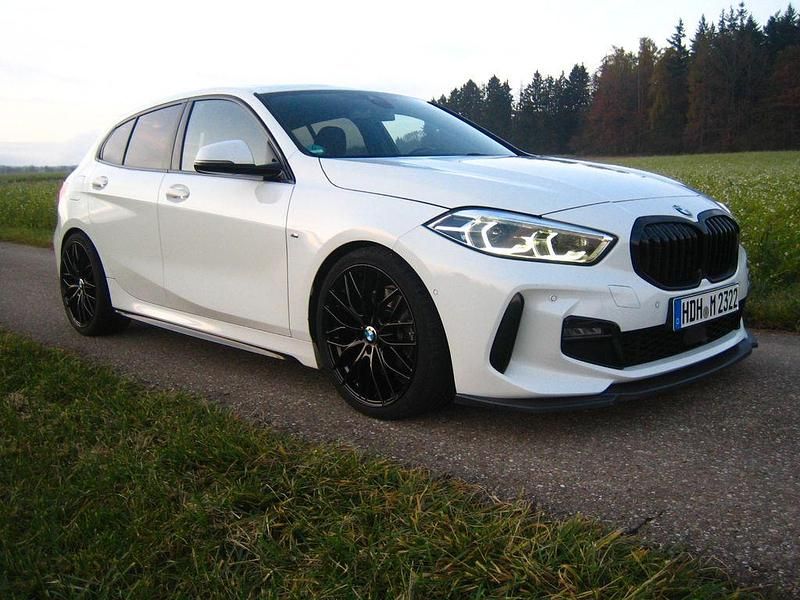Weiß Gebraucht 2020 BMW 120 M Sport Kleinwagen | 26.699 € (Fairer Preis) - Bild 1/4