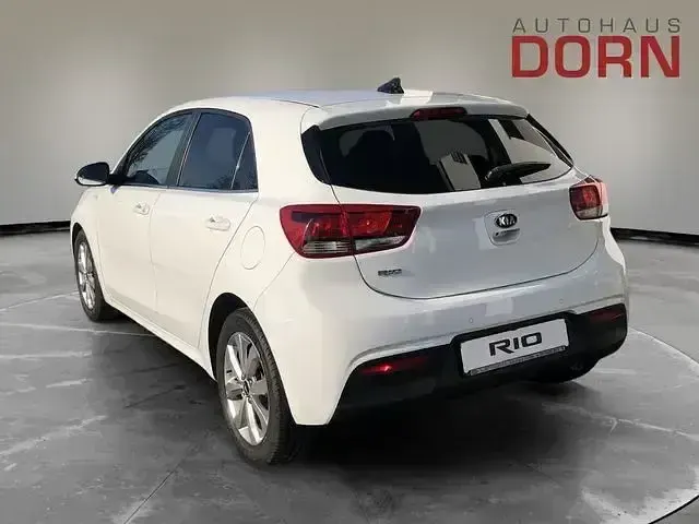 Gebraucht Kia Rio Spirit 101 PS (74 kW) 2022 Weiß Limousine
