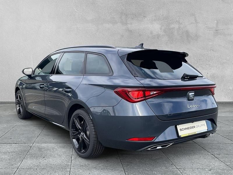 Neu Seat Leon Black Edition 150 PS (110 kW) 2025 Grau Limousine