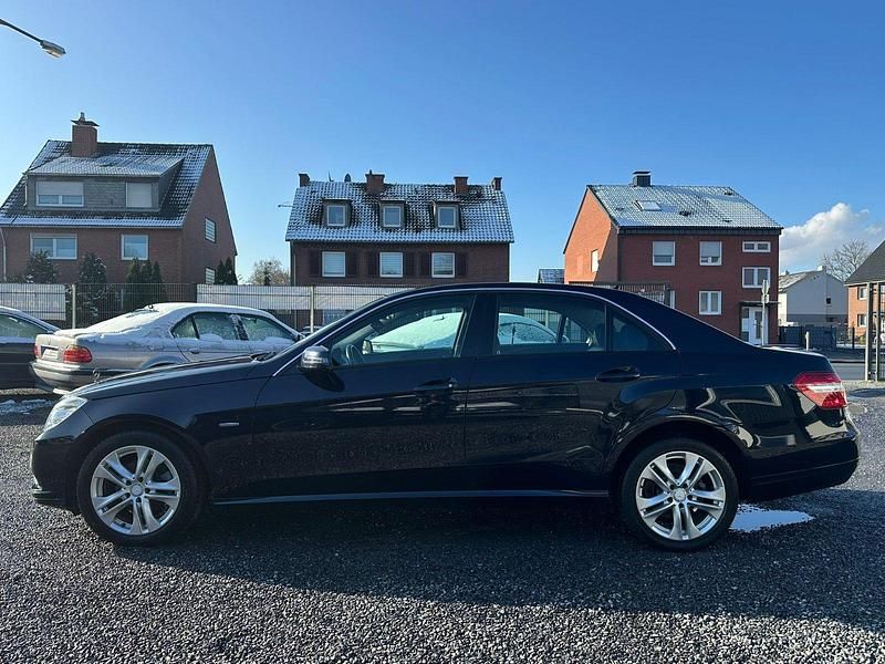 Gebraucht Mercedes E200 136 PS (100 kW) 2010 Tansanitblau  metalliclack Limousine