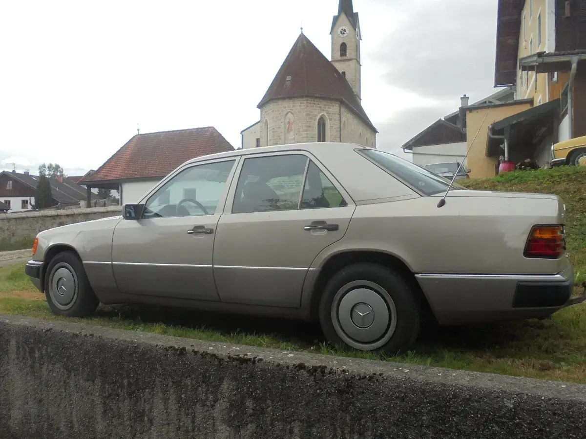 Gebraucht Mercedes 230 132 PS (97 kW) 1990 Beige Limousine