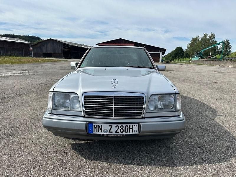 Gebraucht Mercedes E280 193 PS (141 kW) 1994 Silber Limousine