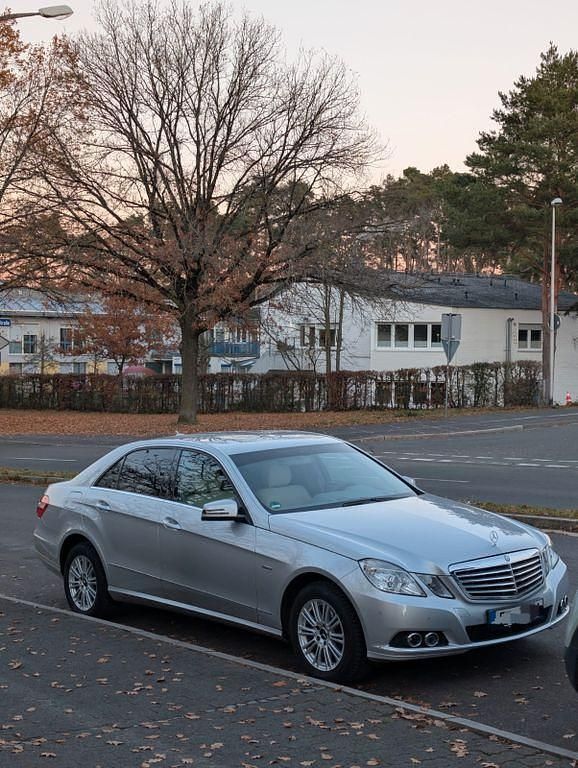 Gebraucht Mercedes E200 Elegance 184 PS (135 kW) 2010 Silber Limousine