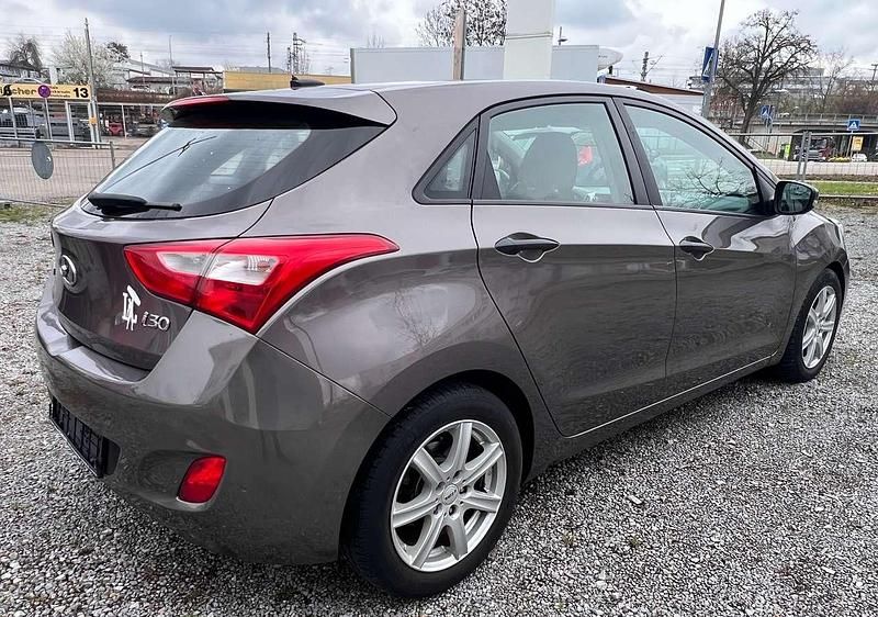 Gebraucht Hyundai i30 Classic 99 PS (72 kW) 2014 Cashmere brown / mic Kleinwagen