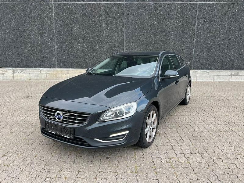 Grau Gebraucht 2016 Volvo V60 Momentum Kombi | 7.200 € (Etwas zu teuer) - Bild 1/4
