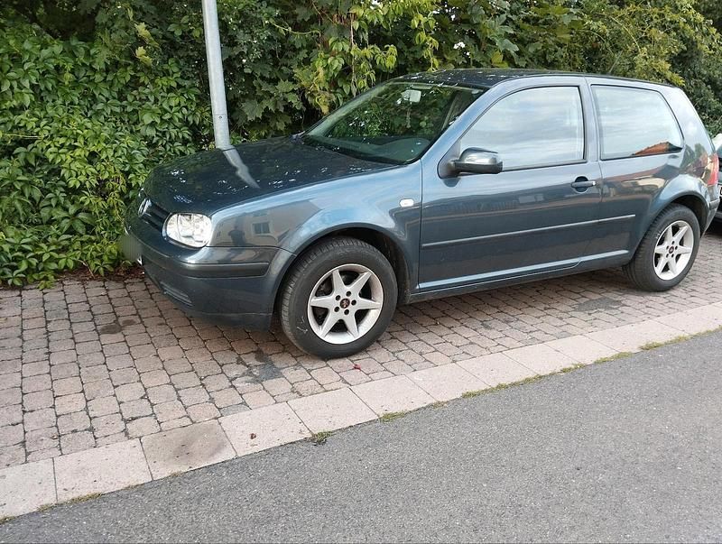 Grau Gebraucht 2001 VW Golf IV Kleinwagen | 2.499 € (Teuer) - Bild 1/2