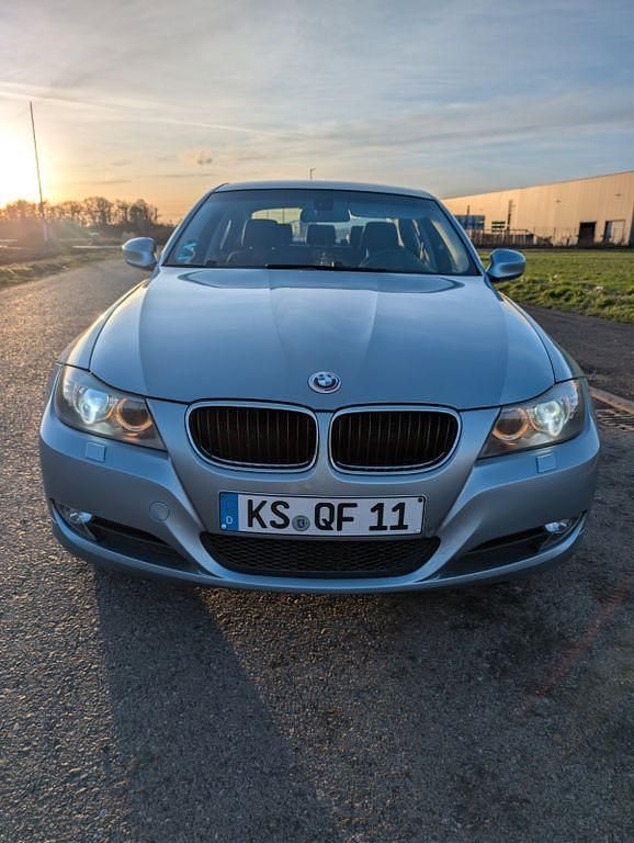 Grau Gebraucht 2009 BMW 318 Limousine | 2.900 € (Guter Preis) - Bild 1/4