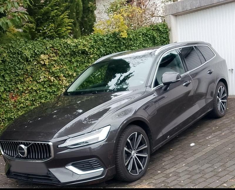 Grau Gebraucht 2024 Volvo V60 Core Kombi | 28.800 € - Bild 1/4
