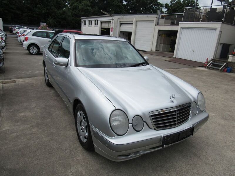 Silber Gebraucht 2001 Mercedes E240 Elegance Limousine | 4.900 € (Fairer Preis) - Bild 1/4