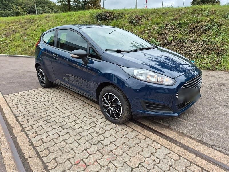 Blau Gebraucht 2015 Ford Fiesta Ambiente Kleinwagen | 3.999 € (Guter Preis) - Bild 1/4