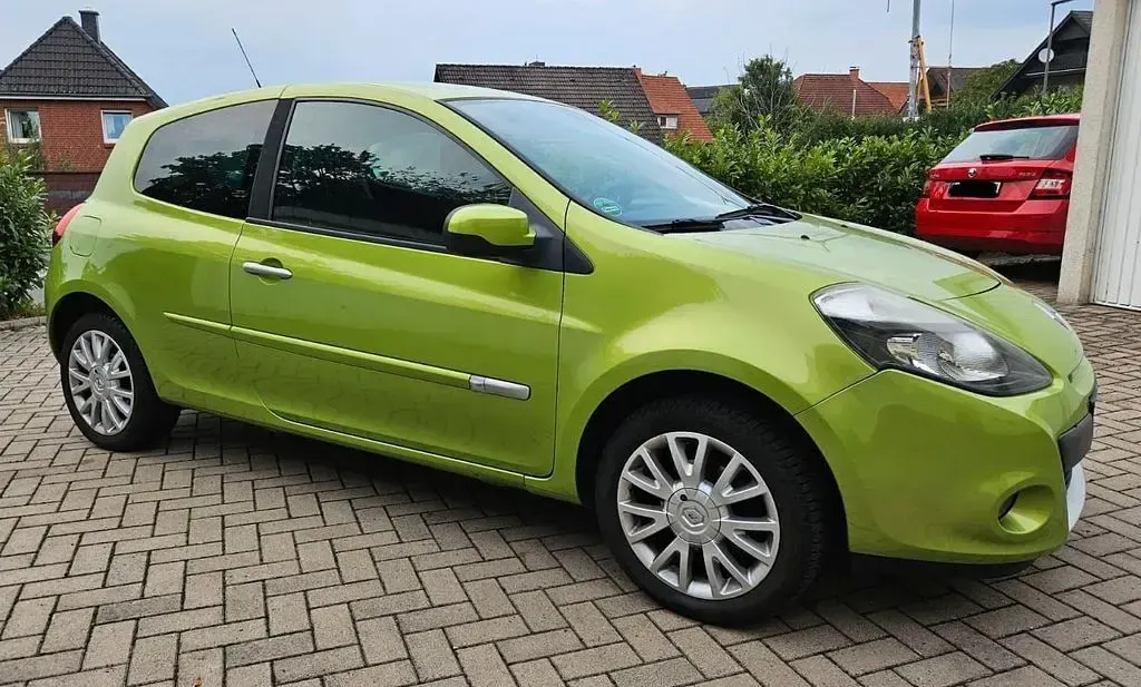 Gebraucht Renault Clio II Dynamique 103 PS (75 kW) 2011 Grün Limousine