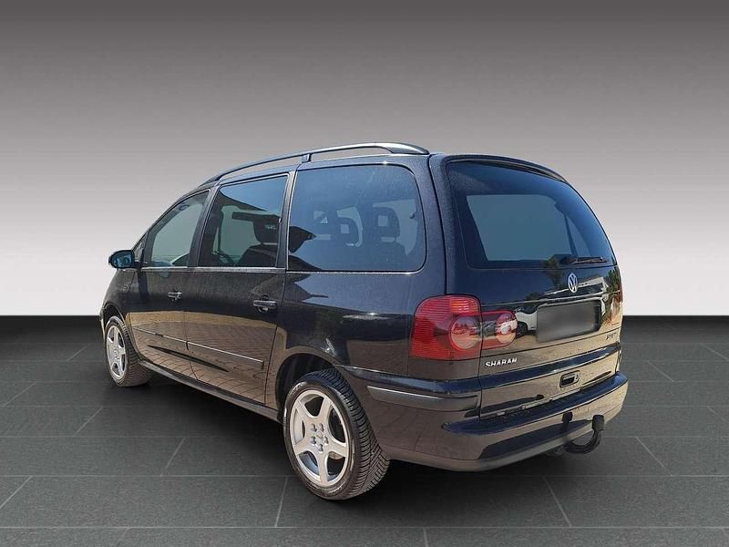 Second-hand VW Sharan 140 CP (102 kW) 2009 Negru Monovolum