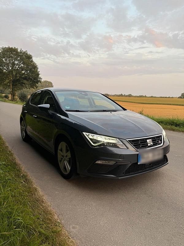 Grau Gebraucht 2019 Seat Leon FR Kleinwagen | 14.000 € (Fairer Preis) - Bild 1/4