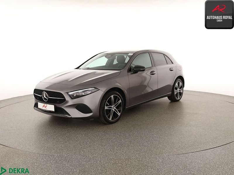 Gebraucht Mercedes A250 Night 218 PS (160 kW) 2023 Mountaingrau Limousine